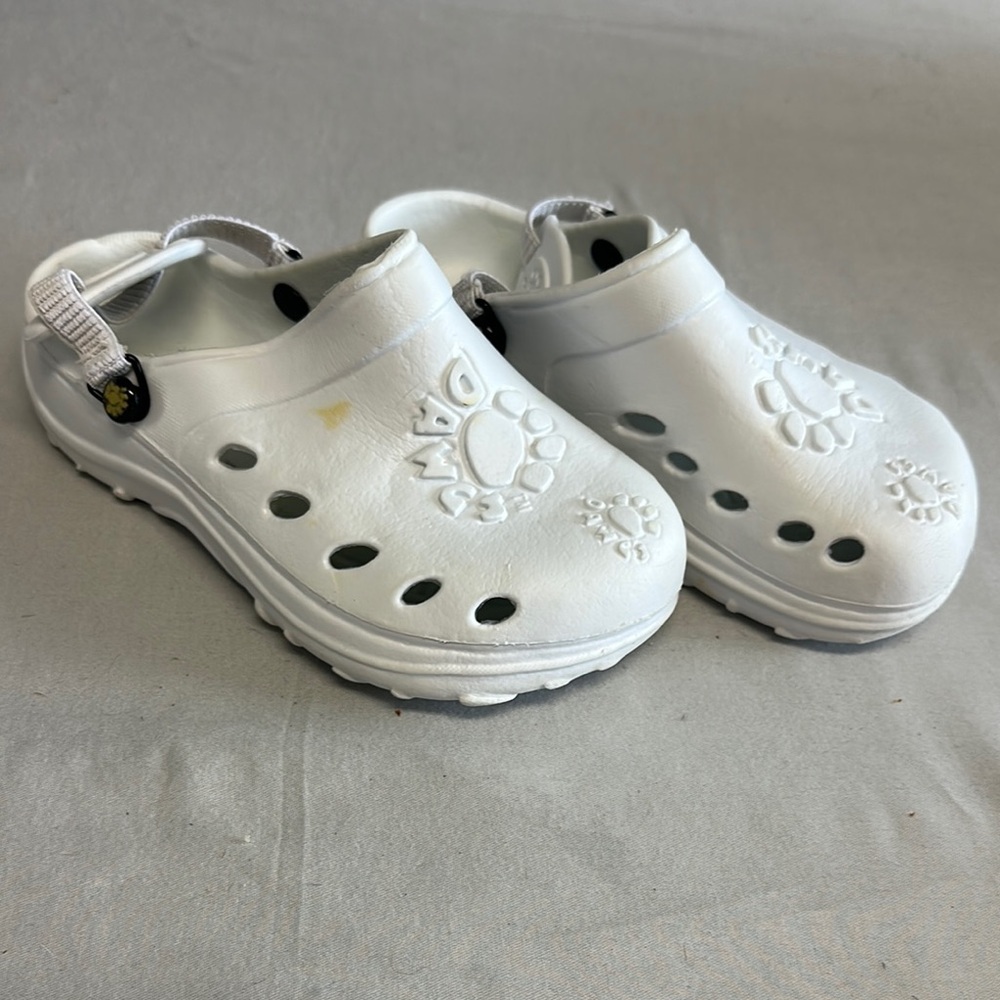 ⭐️ Dawgs White Sandals Comfortable and Versatile.